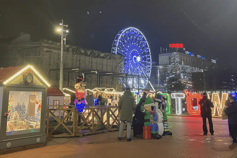 探索卡托維治聖誕市集｜熱紅酒、摩天輪與冬日魅力
