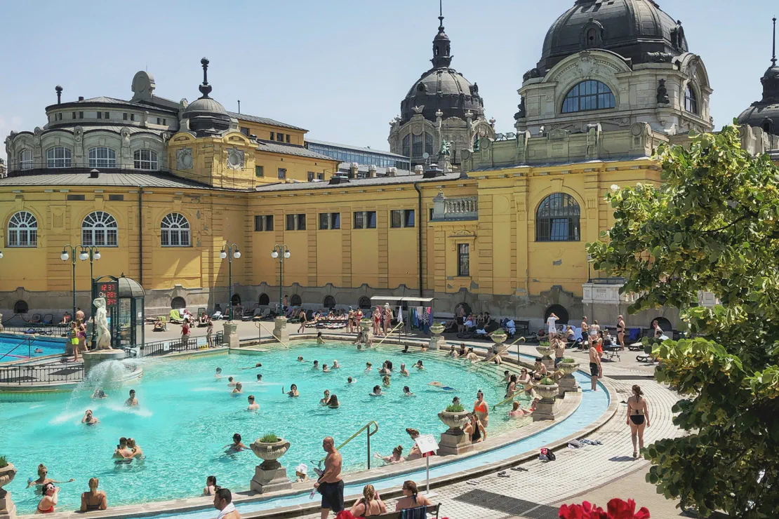 布達佩斯自由行｜最熱門的塞切尼溫泉浴場：要帶什麼、門票、更衣室、交通等資訊一次給你