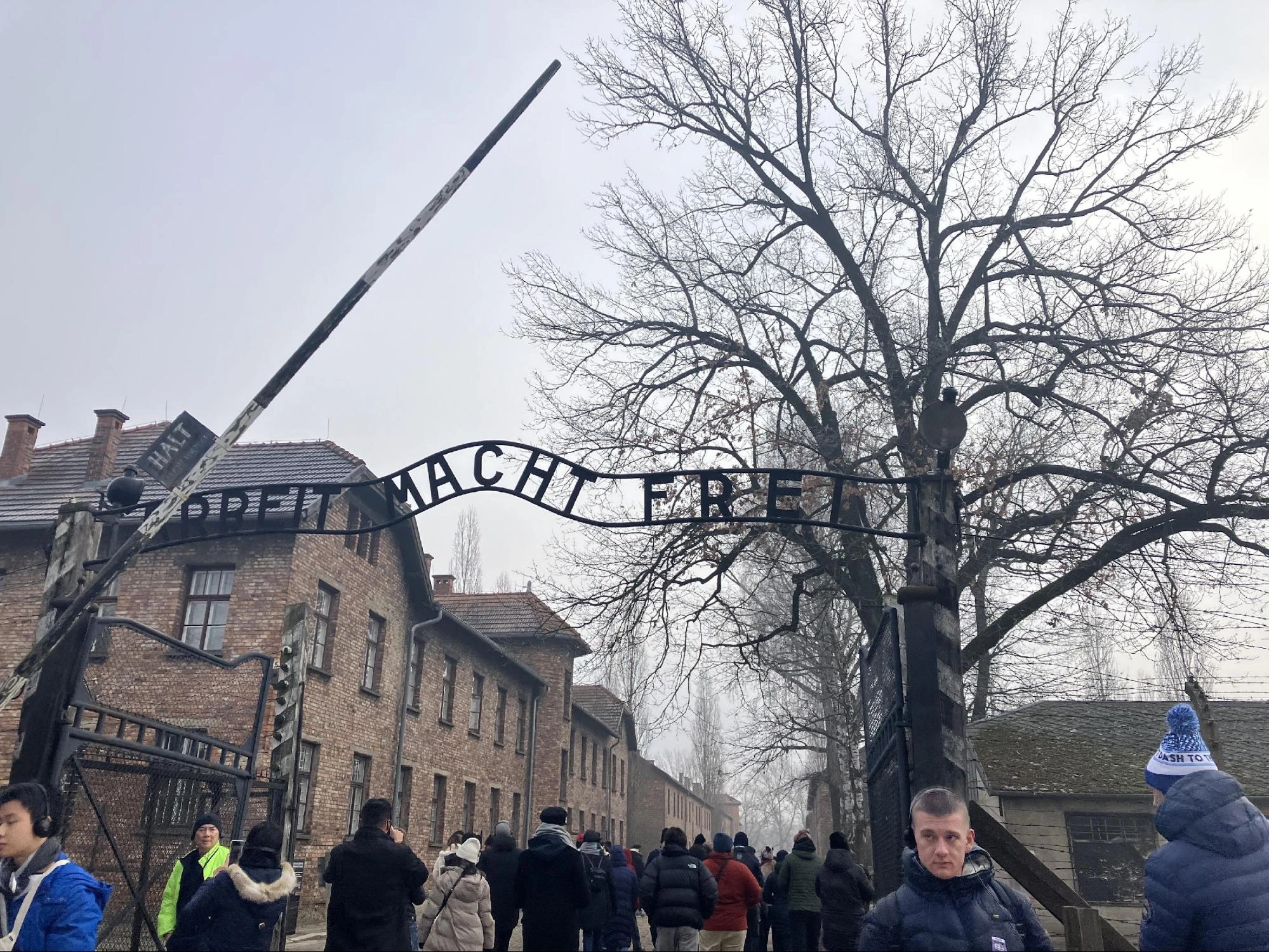 著名的集中營大門：「勞動帶來自由（Arbeit macht frei）」