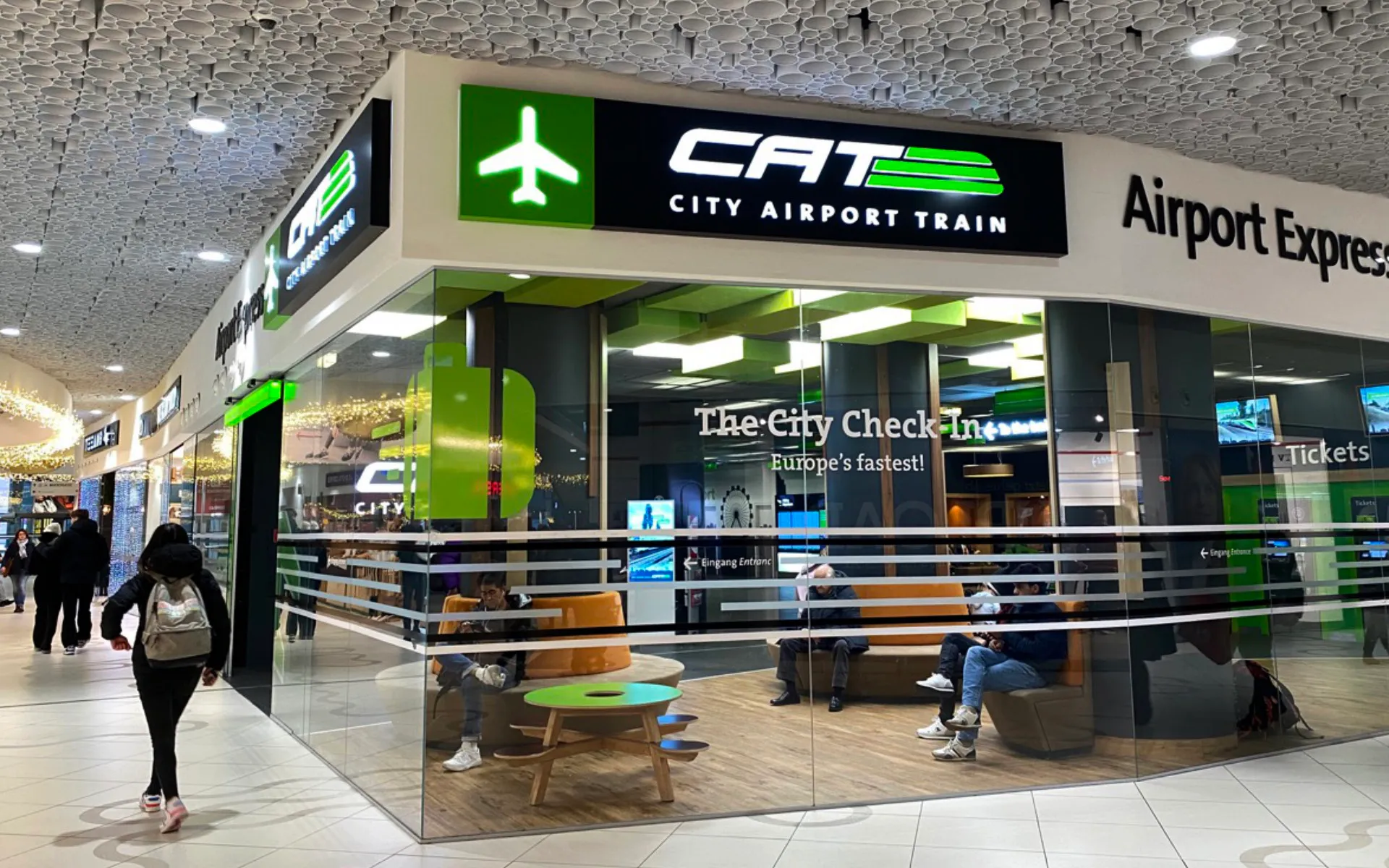 維也納中心購物商場裡的 CAT 櫃檯|inline